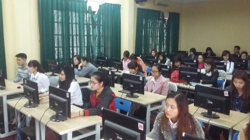 Đoàn viên, thanh niên thực hiện phần thi trên máy tính